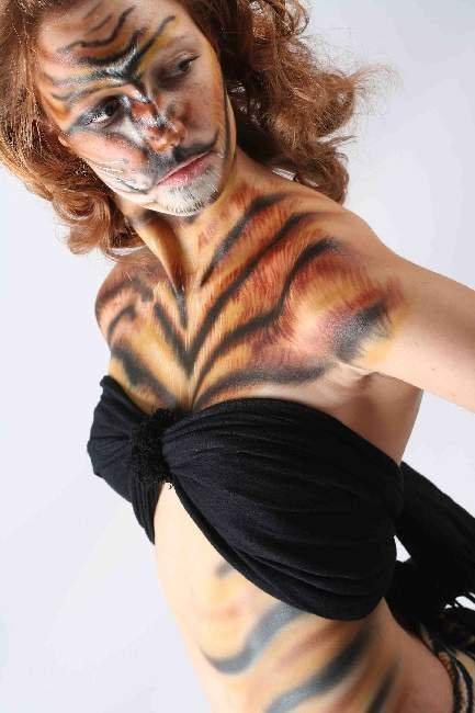 945 Bodypainting mit Adriana Joana Roeper